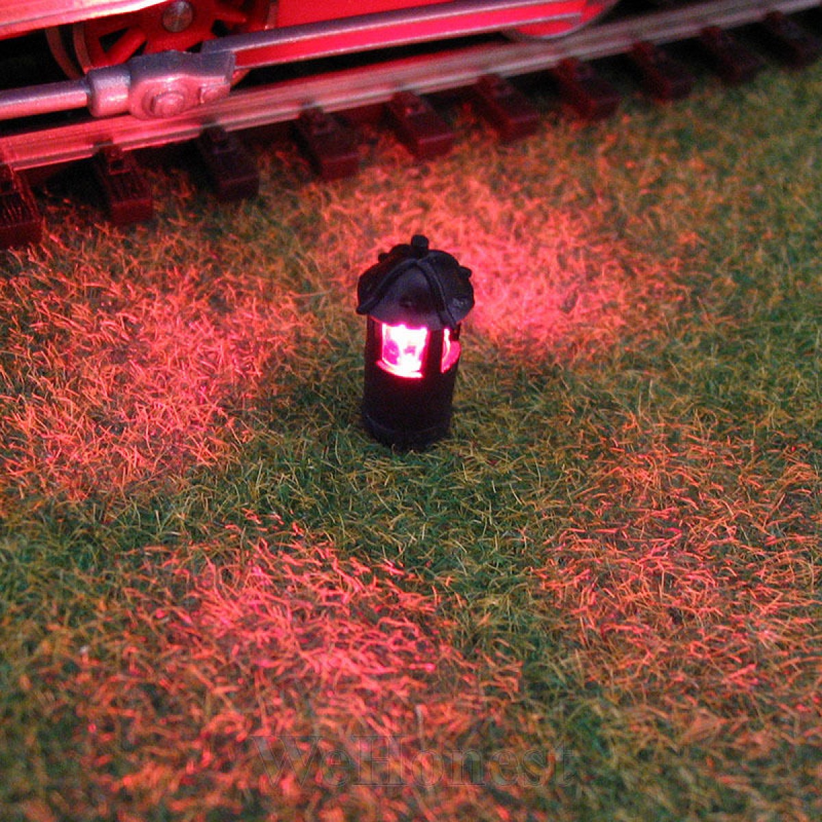    5 x  HO OO gauge lawn Lampposts Red + Free Resistors(Red Light)
